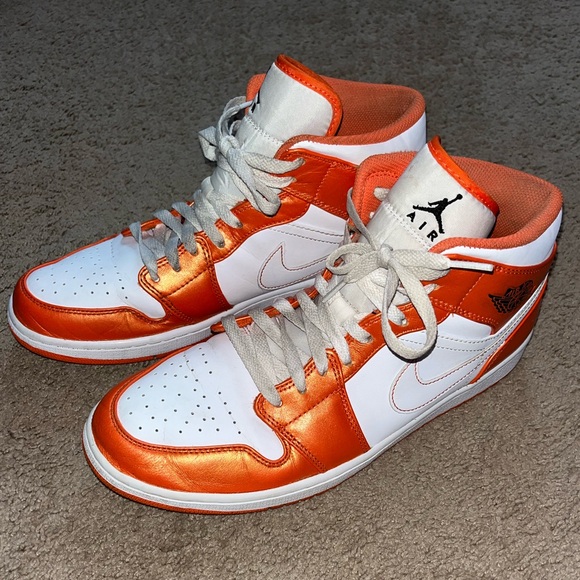 Air Jordan 1 Mid SE 'Electro Orange' - Picture 2 of 10